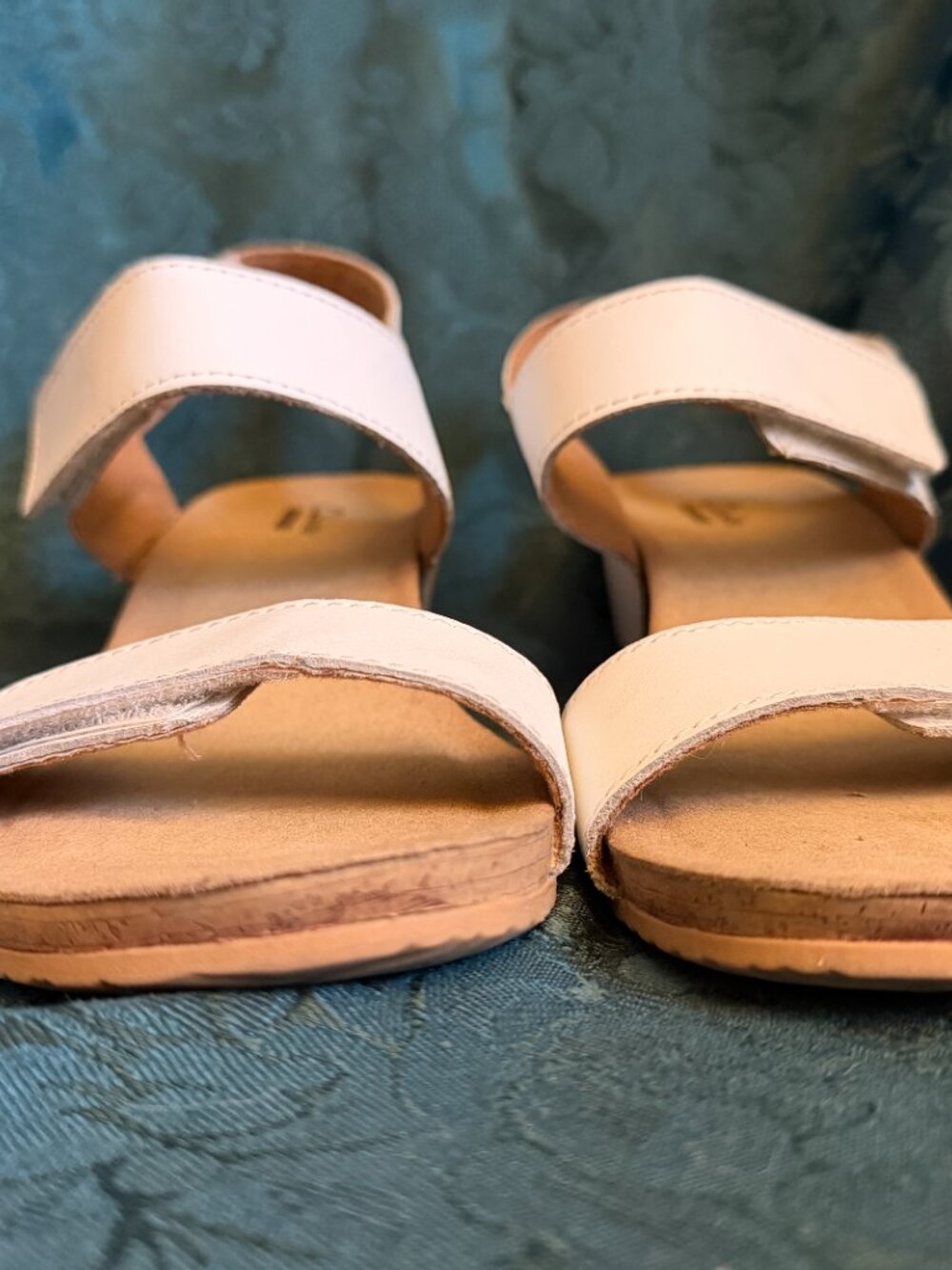 Clarks Collection Women's White Vegan Leather Adjustable Wedge Sandals Sz 7.5 - Picture 2 of 12
